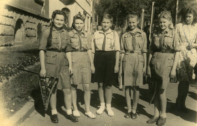 KKE 3957.jpg - Eugenia Kwiatkowska z koleżankami z drużyny harcerskiej, Olsztyn, koniec lat 40-tych XX wieku.